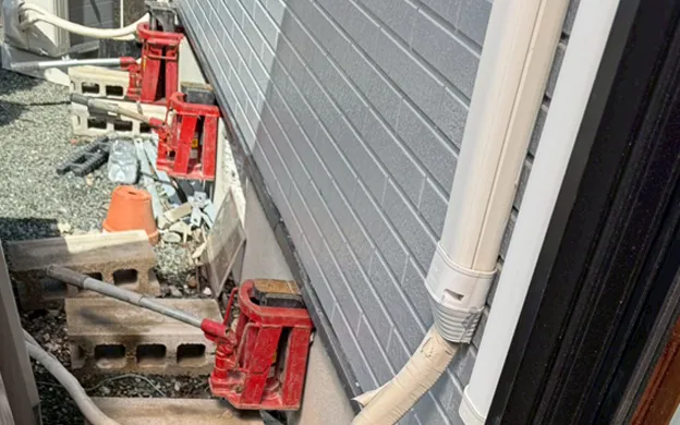 土台上げ専用ジャッキを使用画像